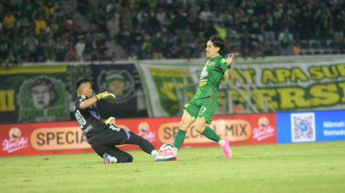 SUPER LEAGUE - Kiper PSM Makassar Reza Arya Pratama duel satu lawan satu dengan penyerang Persebaya di laga pekan 23 BRI Super League di Stadion Gelora Bung Tomo (GBT), Rabu (25/2/2026) malam. PSM Makassar tertinggal 1-0 dari Persebaya di babak pertama.