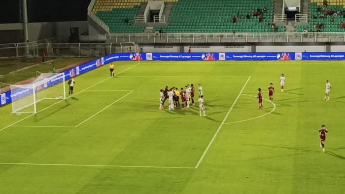 PSM MAKASSAR – Suasana eksekusi penalti PSM Makassar lawan Persita Tangerang di Stadion BJ Habibie, Kota Parepare, Sulawesi Selatan (Sulsel), Senin (23/2/2026) malam. Yuran Fernandes bawa PSM unggul 1-0 atas Persita.