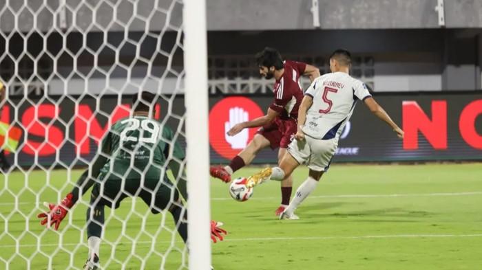 PSM MAKASSAR – Penyerang sayap PSM Makassar Sheriddin Boboev dikawal bek Persita Tangerang Zalnando di babak pertama di Stadion BJ Habibie, Kota Parepare, Sulawesi Selatan (Sulsel), Senin (23/2/2026) malam. PSM 2-3 Persita menit 75.