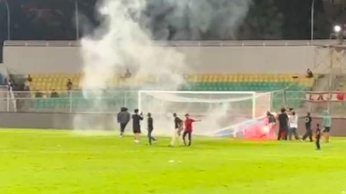 RICUH SUPORTER - Suporter turun ke lapangan dan merusak fasilitas di Stadion BJ Habibie, Parepare usai laga PSM Makassar vs Persita Tangerang, Senin (2/3/2026) malam. PSM kalah 2-4 kontra Persita di laga ini.