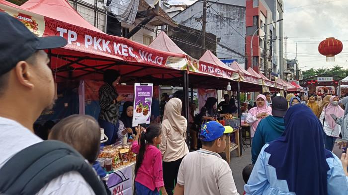 CAP GO MEH - Kawasan pecinan di Jl Sulawesi  Kelurahan Melayu Baru, Kecamatan Wajo Kota Makassar dipadati pengujung. Mereka ramai-ramai datang untuk menyaksikan Festival Cap Go Meh Zou Zou 2577/2026, Selasa (3/3/2026). 