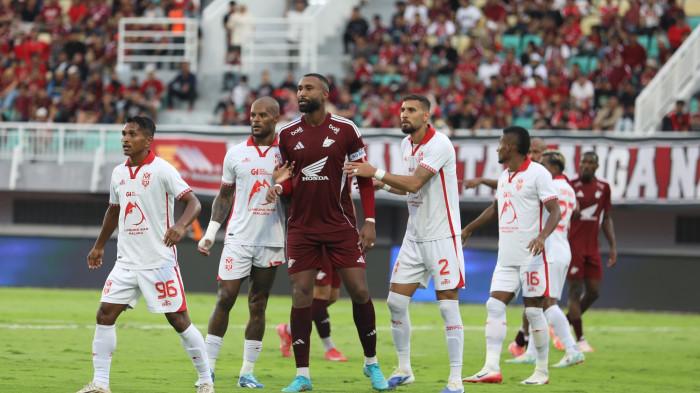 LINI BELAKANG - Kapten PSM Makassar Yuran Fernandes saat dikawal pemain Malut United pada pekan 25 Super League 2025/2026 di Stadion BJ Habibie, Kota Parepare, Sulawesi Selatan (Sulsel), Sabtu (21/12/2025). Lini belakang perlu diperkuat PSM Makassar.