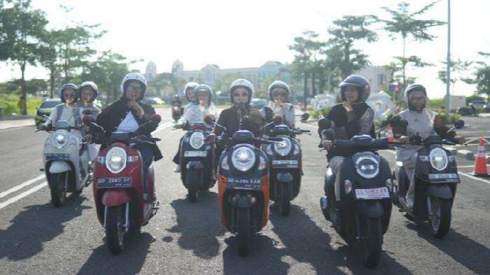 HIJABERS SERENITY RIDE - Pengguna dan anggota komunitas Scoopy di Makassar ikut Hijabers Serenity Ride yang digelar Astra Motor Sulawesi Selatan (Asmo Sulsel), Minggu (15/3/2026). Peserta riding dari Kantor Asmo Sulsel menuju Masjid 99 Kubah dan finish di Astra Motor Sulawesi Selatan (Asmo Sulsel).