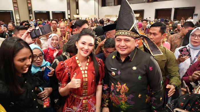 PSBM XXVI - Gubernur Maluku Utara, Sherly Tjoanda foto bersama Wali Kota Makassar Munafri Arifuddin di Pertemuan Saudagar Bugis Makassar (PSBM) XXVI di Hotel Claro, Jl AP Pettarani, Makassar, Kamis (26/3/2026). Di panggung PSBM, Sherly menceritakan bagaimana ayahnya lahir dan besar di Makassar.