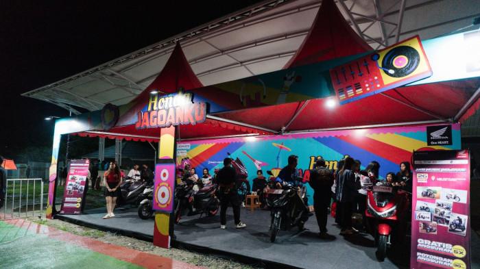 BOOT HONDA - Booth Honda di konser Vierratale, Lapangan Bakti Rantepao , Kabupaten Toraja Utara, Sulawesi Selatan, Kamis (26/3/2026). Astra Motor Sulsel mendukung konser musik sebagai langkah perusahaan memahami minat serta gaya hidup masyarakat, khususnya generasi muda.