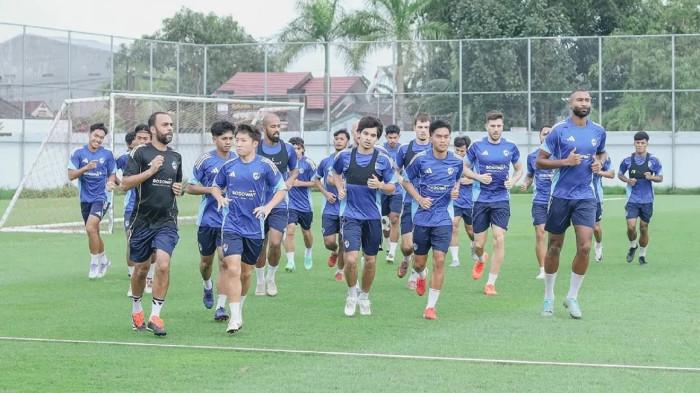 RUMOR PEMAIN - Skuad PSM Makassar latihan di Stadion Kalegowa, Jl Poros Pallangga, Kelurahan Tetebatu, Kecamatan Pallangga, Kabupaten Gowa, Sulawesi Selatan (Sulsel) beberapa waktu lalu. Dua dari 13 pemain habis kontrak musim ini telah dapat perpanjangan kontrak.