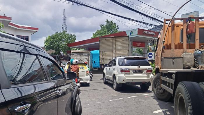 ANTREAN BBM - Antrean kendaraan roda dua dan roda empat mengular di SPBU Jalan AP Pettarani, Makassar, Selasa (31/3/2026). Kepadatan kendaraan hingga ke badan jalan menyebabkan arus lalu lintas di sekitar lokasi tersendat.