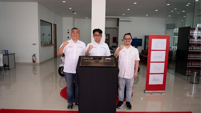 GEDUNG BARU - Chief Executive Astra Motor (tengah) Robien Tony didampingi Chief Operating Officer Astra Motor (kiri), Budi Astono dan Region Head Astra Motor Sulsel (kanan), Thamsir Sutrisno meresmikan gedung baru Dealer Astra Motor Ambon, Selasa (7/4/2026). Gedung baru menjadi simbol peningkatan layanan Honda yang lebih modern dan representatif bagi masyarakat Ambon.