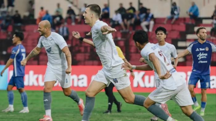 SELEBRASI GOL - Striker PSM Makassar Luka Cumic selebrasi usai bobol gawang PSIM Yogyakarta di Stadion Sultan Agung, Kabupaten Bantul, Daerah Istimewa Yogyakarta, Jumat (10/4/2026) sore. PSM 2-1 PSIM Jogja.