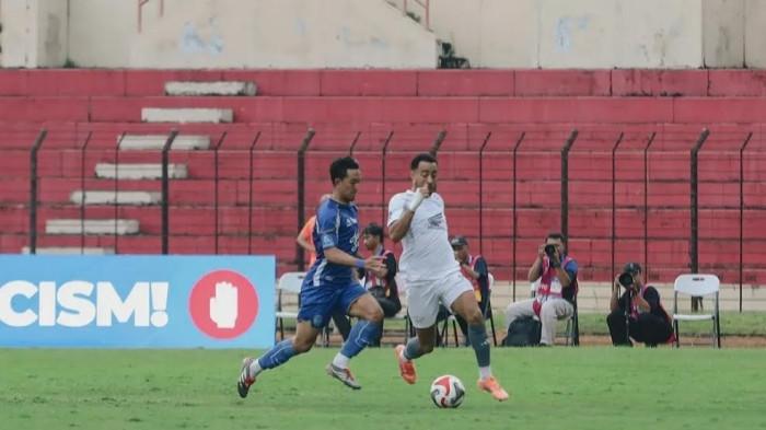 PSM VS PSIM - Pemain PSM Makassar Victor Luiz berebut bola dengan pemain PSIM Jogja Raka Cahyana di Stadion Sultan Agung, Kabupaten Bantul, Daerah Istimewa Yogyakarta, Jumat (10/4/2026) sore. PSM 0-1 PSIM Jogja.