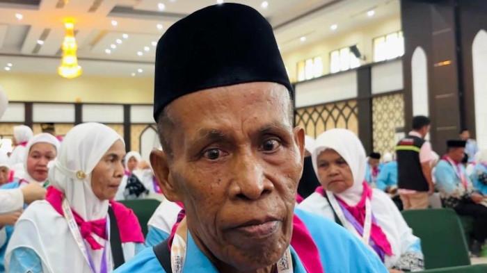 HAJI 2026 - Salah satu calon jemaah haji (JCH) asal Sidrap Ladalle Abdullah saat ditemui di Aula Arafah, Asrama Haji Sudiang Makassar, Selasa (21/4/2026). Ladalle Abdullah berangkat Tanah Suci modal tabungan puluhan tahun sebagai supir truk.