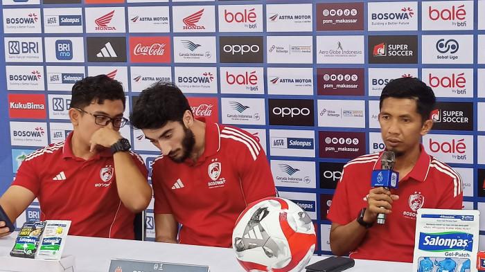 SUPER LEAGUE - Asisten Pelatih PSM Makassar, Ahmad Amiruddin (kanan) bersama pemain PSM Makassar, Sheriddin Boboev saat sesi konferensi pers jelang melawan Persik Kediri di Stadion BJ Habibie Parepare, Kamis (23/4/2026). Ahmad Amiruddin ingatkan pemain PSM jaga mentalitas lawan Persik Kediri.