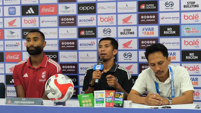 SUPER LEAGUE - Asisten pelatih PSM Makassar, Ahmad Amiruddin (tengah) saat memimpin sesi konferensi pers usai laga, Kamis (23/4/2026). PSM Makassar berhasil menekuk Persik Kediri dengan skor 3-1.