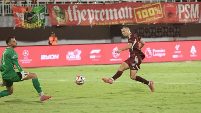 PSM MAKASSAR – Striker PSM Makassar Luka Cumic menendang bola dengan kaki kanan untuk menjebol gawang Persik Kediri yang dikawal Leo Navacchio pada pekan 29 Super League di Stadion BJ Habibie, Kota Parepare, Sulawesi Selatan (Sulsel), Kamis (23/4/2026). PSM Makassar menang 3-1 dari Persik Kediri.