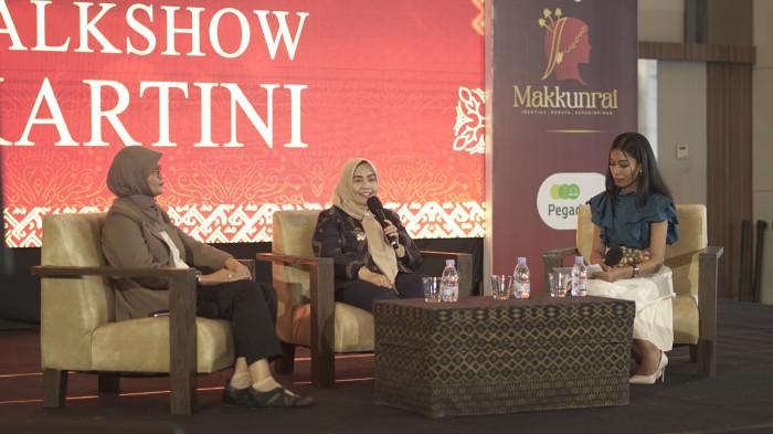 TALKSHOW KARTINI - Bupati Sinjai Ratnawati Arif berbagi cerita terkait perjalanannya memimpin Sinjai. Ratnawati Arif jadi narasumber dalam Talkshow Kartini di Phinisi Point (Pipo) Mal Jl Metro Tanjung Bunga, Kamis (23/4/2026). Pada Talkshow ini, Ratnawati sepanggung dengan Plt Rektor UNM Prof Farida Patittingi.