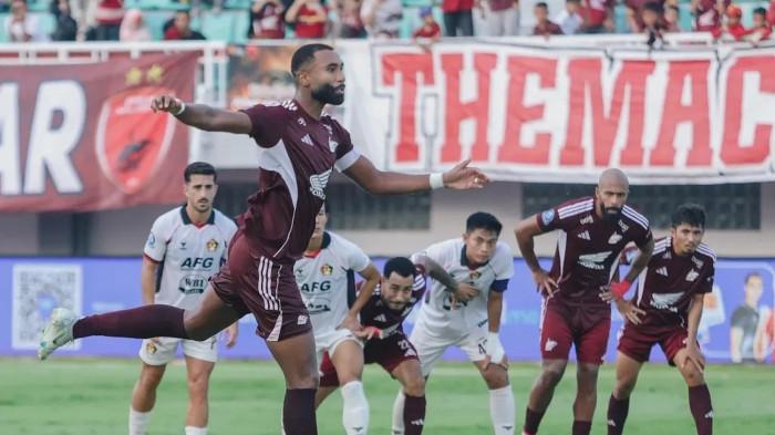PSM MAKASSAR - Pemain PSM Makassar Yuran Fernandes eksekusi penalti saat melawan Persik Kediri di Stadion BJ Habibie, Kota Parepare, Sulawesi Selatan (Sulsel), Kamis (23/4/2026) sore. PSM 1-0 Persik di babak pertama.