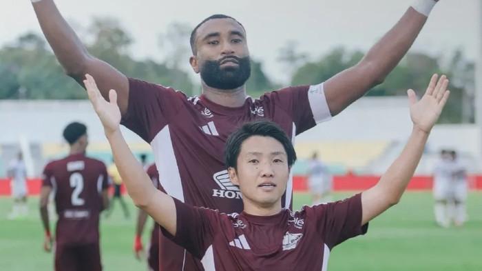 HASIL PERTANDINGAN - Selebrasi pemain PSM Makassar Yuran Fernandes dan Daisuke Sakai usai menjebol gawang  Persik Kediri pada pekan 29 Super League 2025/2026 di Stadion BJ Habibie, Kota Parepare, Sulawesi Selatan (Sulsel), Kamis (23/4/2026) sore. PSM menang 3-1dari Persik. 