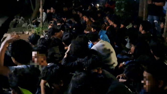 AMARAH UMI - Puluhan mahasiswa ditangkap usai penyisiran oleh polisi di dalam kampus UMI Jl Urip Sumoharjo, Kecamatan Panakkukang, Makassar, Sulawesi Selatan, Jumat (24/4/2026) malam.