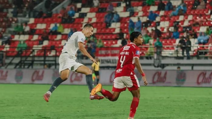 PSM MAKASSAR - Pemain PSM Makassar Luka Cumic menendang bola saat melawan Bali United di Stadion Kapten I Wayan Dipta, Kabupaten Gianyar, Bali, Senin (27/4/2026) sore. Bali United 2-0 PSM Makassar.