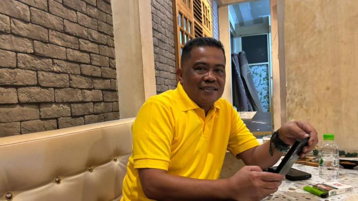 NGOPI SANTAI - Ketua DPD II Golkar Pinrang Usman Marham ngopi santai bersama wartawan di Red Corner Cafe Jalan Yusuf Dg Ngawing Kota Makassar Sabtu (25/4/2026).