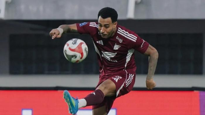 AKUMULASI KARTU - Bek sayap kiri PSM Makassar Victor Luiz mengontrol bola saat melawan Bhayangkara Lampung FC pada pekan 31 Super League 2025/2026 di Stadion BJ Habibie, Kota Parepare, Sulawesi Selatan (Sulsel), Senin (4/5/2026). Victor Luiz harus absen lawan Arema FC karena akumulasi kartu kuning.