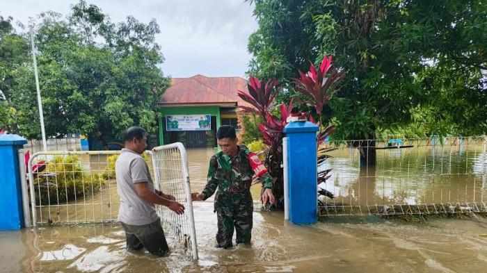 BANJIR BONE - Potret Babinsa jajaran Kodim 1407/Bone memantau banjir di Depan Polres Bone, Jl. jalan Yos Sudarso, Kecamatan Tanete Riattang Timur, Jumat (8/5/2026). Langkah ini atas perintah Dandim Bone Letkol Inf Laode Muhammad Idrus guna memastikan keselamatan warga dan meminimalkan dampak bencana.