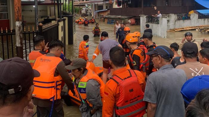 BANJIR: Potret tim sar gabungan saat mengevakuasi warga yang terdampak banjir, Jumat (8/5/2026). BPBD Bone catat 7 titik terdampak banjir, warga pesisir diminta waspada.