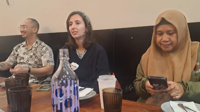 AIR GELAS - Tim dari Australia Indonesia Centre (AIC) Monash University bersama rombongan jurnalis Makassar menikmati makan malam di Restoran halal, Dolan Uyghur Cuisine, yang terletak di pusat kota Melbourne, Rabu (13/5/2026). Di restoran yang ada di Melbourne tak terlihat adanya air gelas kemasan plastik disediakan.