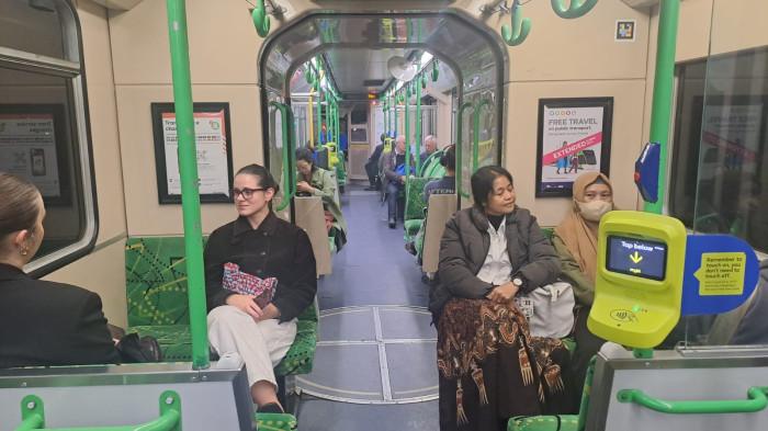 KERETA LISTRIK - Ramainya penumpang kereta listrik Melbourne, Australia, Kamis (14/5/2026). Selama april-mei 2026 Pemerintah Australia menggratiskan transportasi umum sebagai respon atas krisis energi akibat konflik di Timur Tengah.