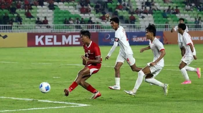 PIALA AFF – Pemain muda PSM Makassar Dimas Adi Prasetyo saat membela Timnas Indonesia melawan Timnas Myanmar pada pertandingan pembukaan AFF U-19, di Stadion Utama Sumatra Utara, Deliserdang, Senin (1/6/2026. Dimas Adi Prasetyo cetak dua gol.