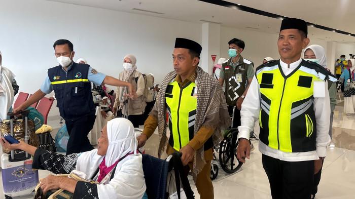 JAMAAH HAJI - Bupati Sidrap Syaharuddin Alrif turut menyambut kehadiran para jamaah haji asal Sidrap Kloter 2 di Bandara Sultan Hasanuddin, Makassar, Selasa (2/6/2026). Syaharuddin Alrif turut memberikan pelayanan bagi jamaah haji lansia dengan mendorong kursi roda.
