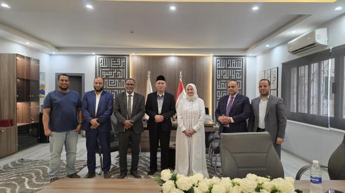 SERAMBI CAIRO - Rektor IAI DDI Mangkoso, Prof (HC) Dr Muhammad Agus MThI (kopiah hitam), bersama akademisi Universitas Al Azhar di Fakultas Al-Ulum Al-Islamiyah wal ‘Arabiyah Lil Wafidin, Universitas Al-Azhar, Kairo, Mesir, Senin (18/5/2026). Kehadiran Prof Agus dalam forum bertajuk Al-Multaqa Al-Tsalits Li ‘Ulama Al-Balaghah wa An-Naqd bi ‘Unwan Fi Rihab Al-‘Ulama atau Forum Ketiga Para Ulama Balaghah (Pakar Retorika) dan Kritik Sastra dengan tema Di Bawah Naungan Para Ulama tersebut untuk mengenang perjalanan hidup dan pencapaian ilmiah almarhum Prof Dr Syekh Muhammad Amin Al-Khudariy, dekan pertama Fakultas Al-Ulum Al-Islamiyah wal ‘Arabiyah Lil Wafidin yang dikenal sebagai tokoh penting dalam bidang retorika dan kritik sastra Arab, sekaligus memperkua posisi DDI Mangkoso sebagai Serambi Cairo.
