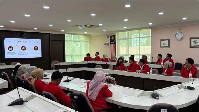 INTERNATIONAL COLLOQUIUM - Mahasiswa dan Dosen Program Studi Magister Administrasi Publik (MAP) Fakultas Ilmu Sosial dan Ilmu Politik, Universitas Hasanuddin (Unhas) di School of Social Science Kampus Universiti Sains Malaysia (USM), Penang, Malaysia, 24 November 2025. Mereka mengikuti International Colloquium on Policy and Governance dan disambut Koordinator Master of Public Administration (MPA) School of Social Science USM Dr Ajrun Khalid didampingi Prof Kamaruzzaman bin Askandar, Dr Muhammad Febriansyah, dan mahasiswa MPA di USM.