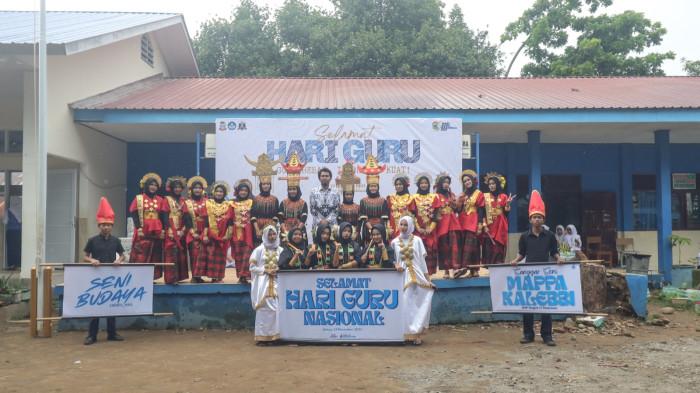 BAKAT SISWA - Kepala SMP Negeri 11 Makassar Muhammad Subair Rachman SPd bersama pada guru dan pelajar usai upacara peringatan Hari Guru Nasional di halaman SMPN 11 Makassar, Jalan Kapasa Baru, Kelurahan Kapasa, Kecamatan Tamalanrea, Makassar, Selasa pagi, 25 November 2025. Upacara dimulai pukul 08.00 WITA yang diawali dengan pengibaran bendera Merah Putih, hingga persembahan dari Siswa yang menampilkan bakat dan kesenian.