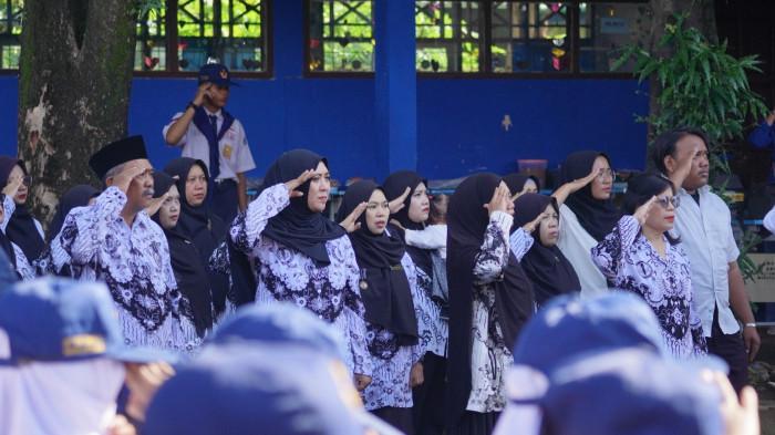 HARI GURU - Guru dan siswa memberi penghormatan saat upacara peringatan Hari Guru Nasional di halaman SMPN 11 Makassar, Jalan Kapasa Baru, Kelurahan Kapasa, Kecamatan Tamalanrea, Makassar, Selasa pagi, 25 November 2025. Upacara Hari Guru di SMPN 11 Makassar kali ini juga dirangkaikan dengan penyerahan kado kepada guru dan para siswa menampilkan persembahan sebagai bentuk penghormatan kepada guru.