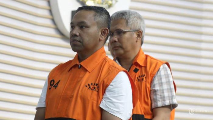 ABDUL WAHID TERSANGKA - Gubernur Riau Abdul Wahid (kiri)