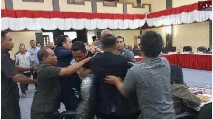 ADU JOTOS - Anggota DPRD Maluku Tengah hampir