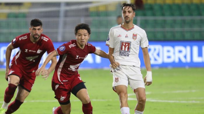 ADU KUAT - Gelandang PSM Makassar Daisuke Sakai berduel dengan pemain Malut United pada pekan 25 Liga 1 2024/2025 di Stadion BJ Habibie, Kota Parepare, Sulawesi Selatan, Sabtu (10/5/2025). PSM Makassar vs Malut United bakal adu kuat karena belum terkalahkan di beberapa pertandingan terakhir di Super League 2025/2026. PSM Makassar bertemu Malut United di Stadion BJ Habibie, Kota Parepare, Sulawesi Selatan (Sulsel), Minggu (21/12/2025).
