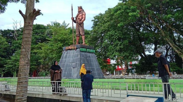 ARUNG PALAKKA - Potret wisatawan saat foto didepan foto Arung Palakka jalan Petta Ponggawae (8/4/2025). Nurma berharap Pemkab Bone bisa lebih memperhatikan tempat wisata yang ada di Bone