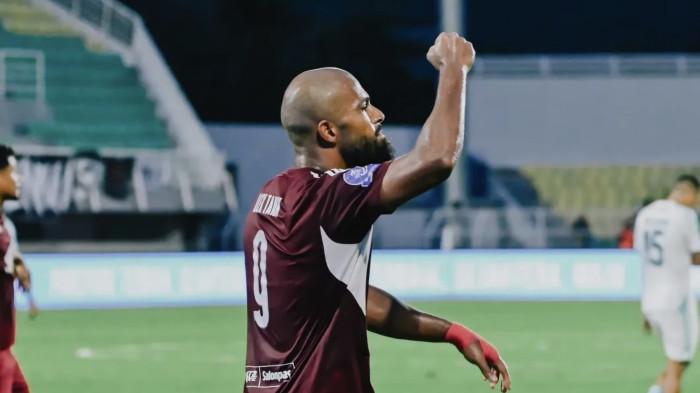 PSM MAKASSAR - Selebrasi penyerang PSM Makassar Alex Tanque usai bobol gawang PSBS Biak di Stadion BJ Habibie, Parepare, Jumat (21/11/2025) sore. PSM Makassar unggul 4-0 atas PSBS Biak di babak kedua.