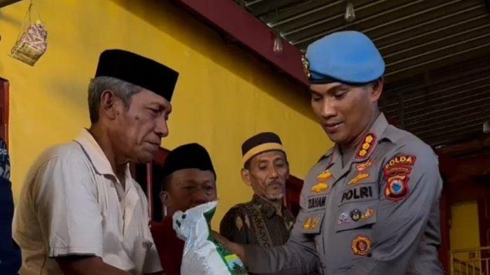 Kabid Propam Polda Sulsel Bagi 100 Karung Beras dan 1 Sapi Kurban Ke Warga Cikoang Takalar