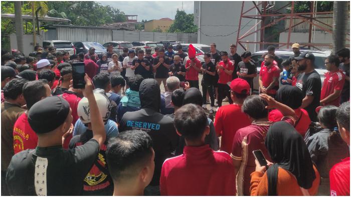 BEBAS DEGRADASI - Skuad PSM Makassar bersama suporter memanjatkan doa di Mess PSM Makassar di Jl Nuri, Kelurahan Mattoanging, Kecamatan Mariso, Kota Makassar, Sulawesi Selatan (Sulsel), Minggu (3/5/2026). PSM Makassar wajib menang lawan Bhayangkara FC demi jaga peluang lolos degradasi saat lawan Arema FC.
