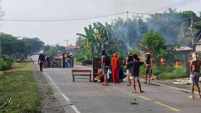 BENTROK LUWU- Bentrok kembali pecah di Kecamatan Walenrang, Kabupaten Luwu, Sulawesi Selatan pada Jumat (24/4/2026). Bentrok terjadi di Jl Trans Sulawesi mengakibatkan kemacetan panjang kendaraan. (Sumber: istimewa/kasi humas)