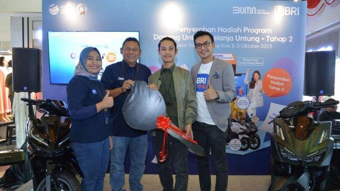 Beri Apresiasi kepada Nasabah, BRI Bagi Hadiah Undian Promo di Pasar Tanah Abang