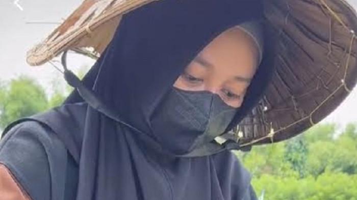 Bang Coe memperlihatkan saat mitranya memperlihatkan cabai hijau hasil dari petani lokal. Baginya ini sebagai bentuk komitmennya membangun kemitraan dan mendorong petani Sulsel menanam cabai hijau.