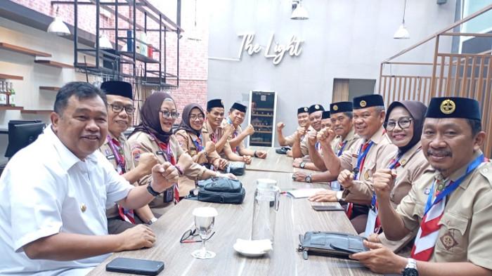 PERTEMUAN BUPATI - Bupati Takalar H. Mohammad Firdaus Daeng Manye berbincang santai dengan para Ketua Kwarran se-Kabupaten Takalar di Hotel Mercure Makassar, Sabtu (11/10/2025). Ia menyebut Pramuka ibarat sayur sedap yang memberi rasa dan warna bagi masyarakat.