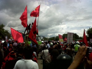 Buruh-Polisi Dorong Mendorong di Bandara