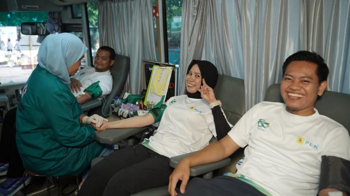 Semarak Hari Listrik Nasional ke-80, 60 Insan PLN UIP3B Sulawesi Donorkan Darah untuk Sesama