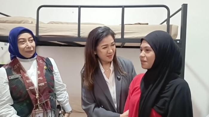 KOMUNIKASI PUBLIK - Direktur Jenderal Komunikasi Publik dan Media, Fifi Aleyda Yahya menyemangati siswa yang ada di Sekolah Rakyat Menengah Atas (SRMA) 26 Makassar.