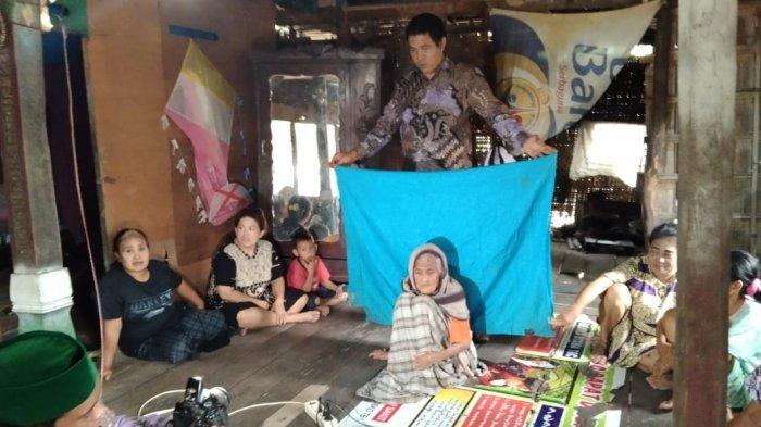 Petugas Dukcapil Jeneponto Datangi Nenek Jae untuk Perekaman KTP-el